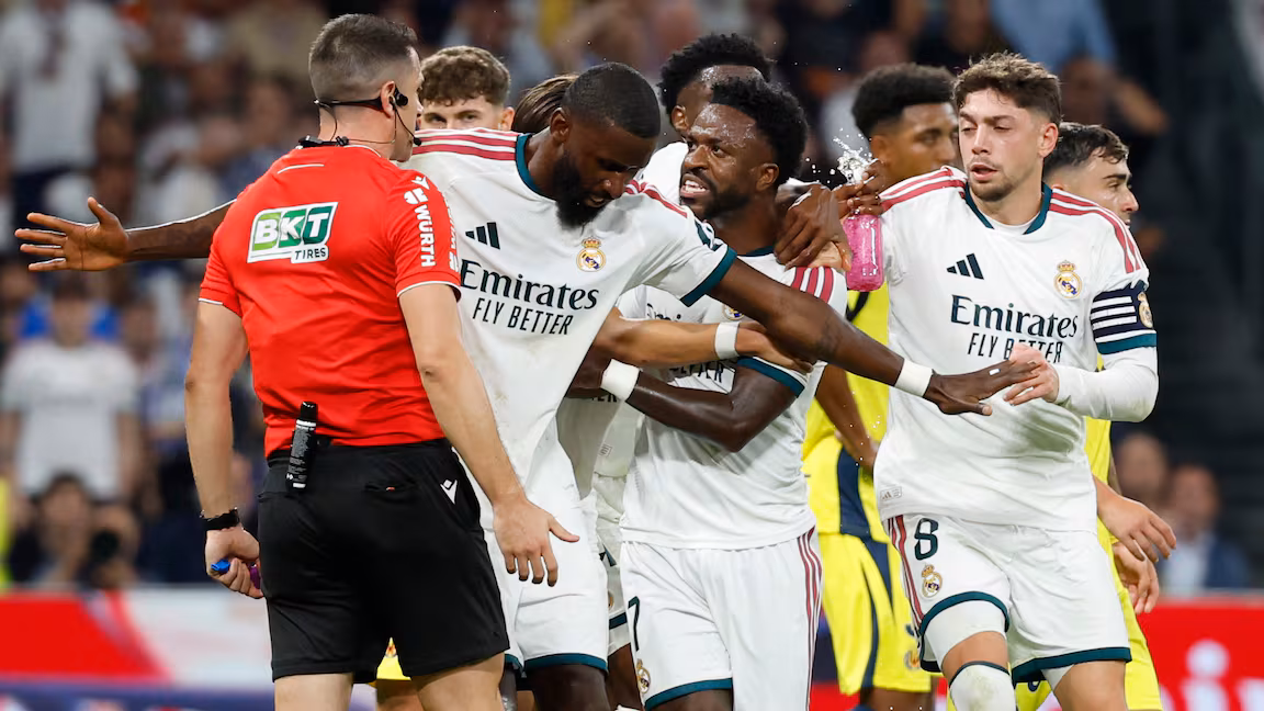 Vinicius Jr protesta al árbitro