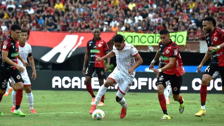 Jugadores de América de Cali y Cúcuta Deportivo durante un partido de fútbol