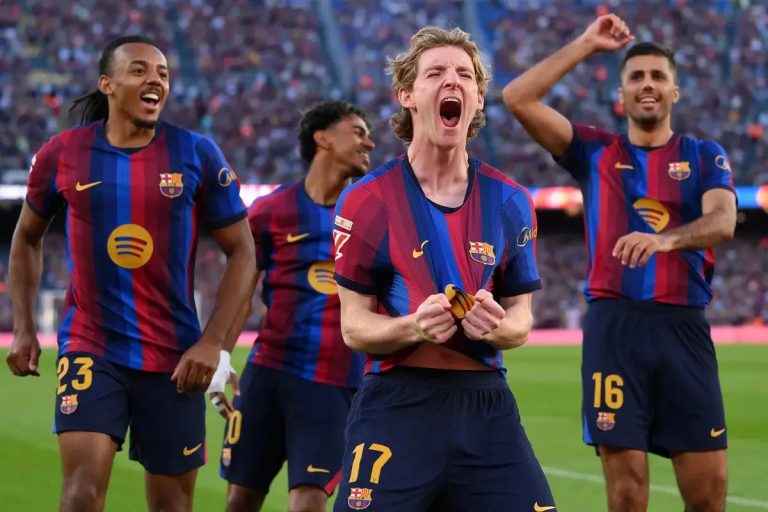 El Barcelona celebra un gol de Anthony Gordon antes del Clásico contra el Real Madrid