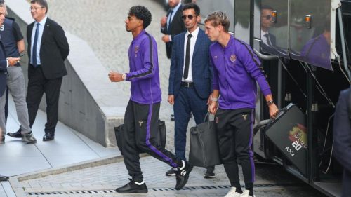 Lamine Yamal y Dani Olmo, del Barcelona, bajan del autobús del equipo