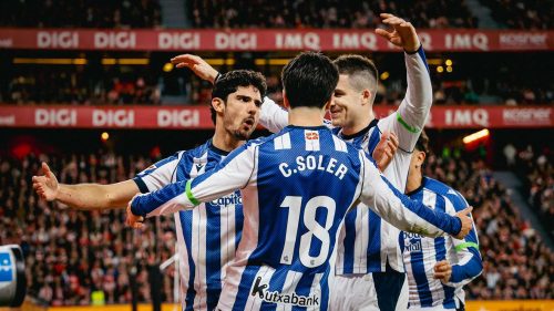 Carlos Soler y compañeros de la Real Sociedad celebran un gol