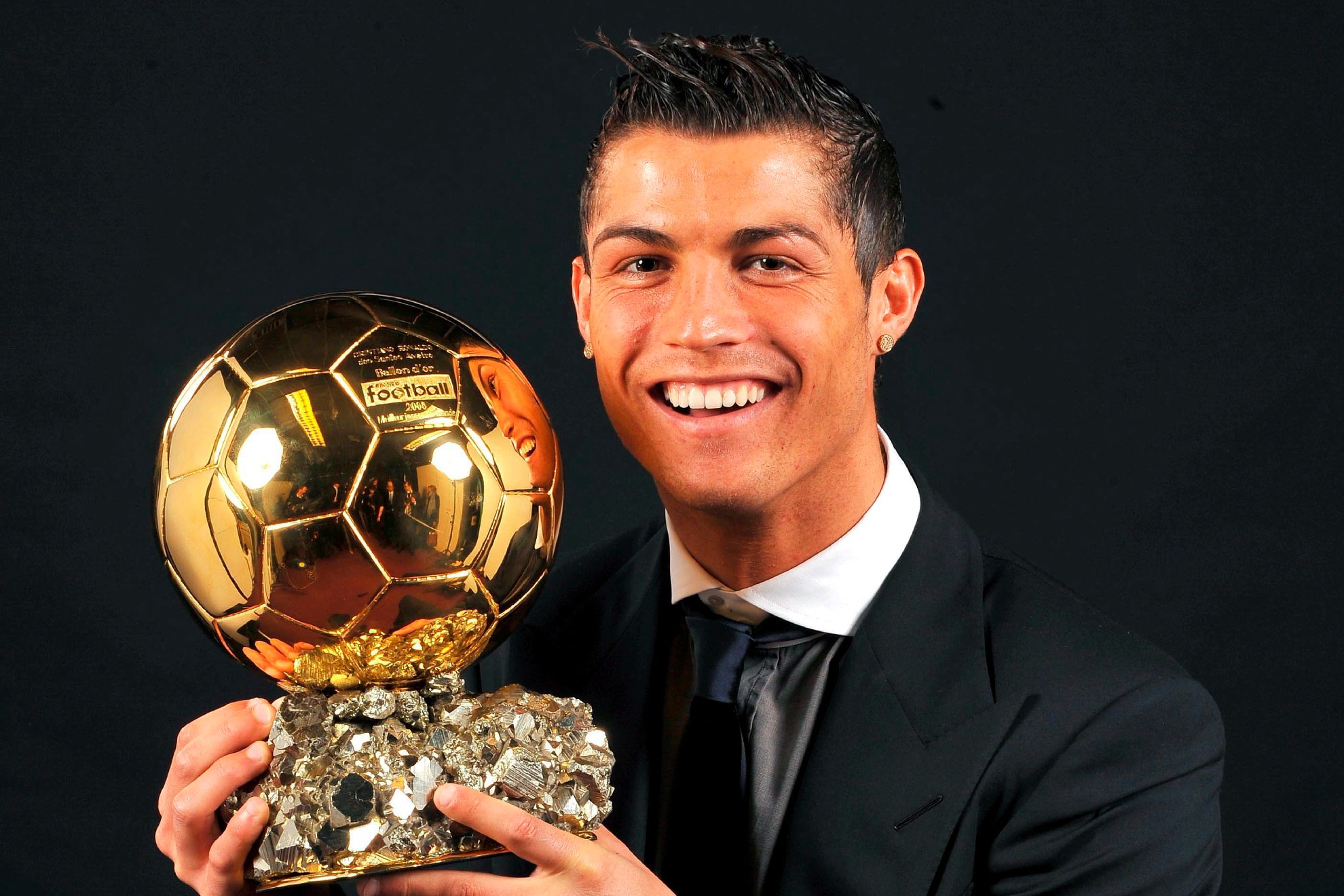 Cristiano Ronaldo con el Balón de Oro durante su etapa en el Manchester United.