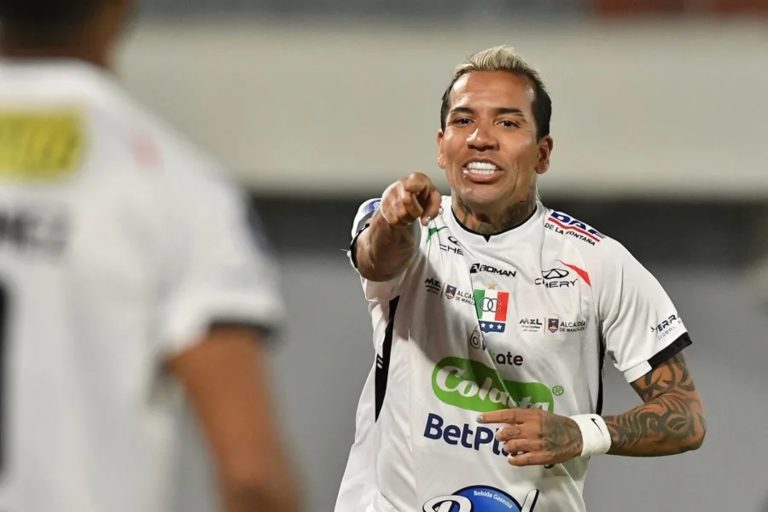 Dayro Moreno celebra un gol con el Once Caldas