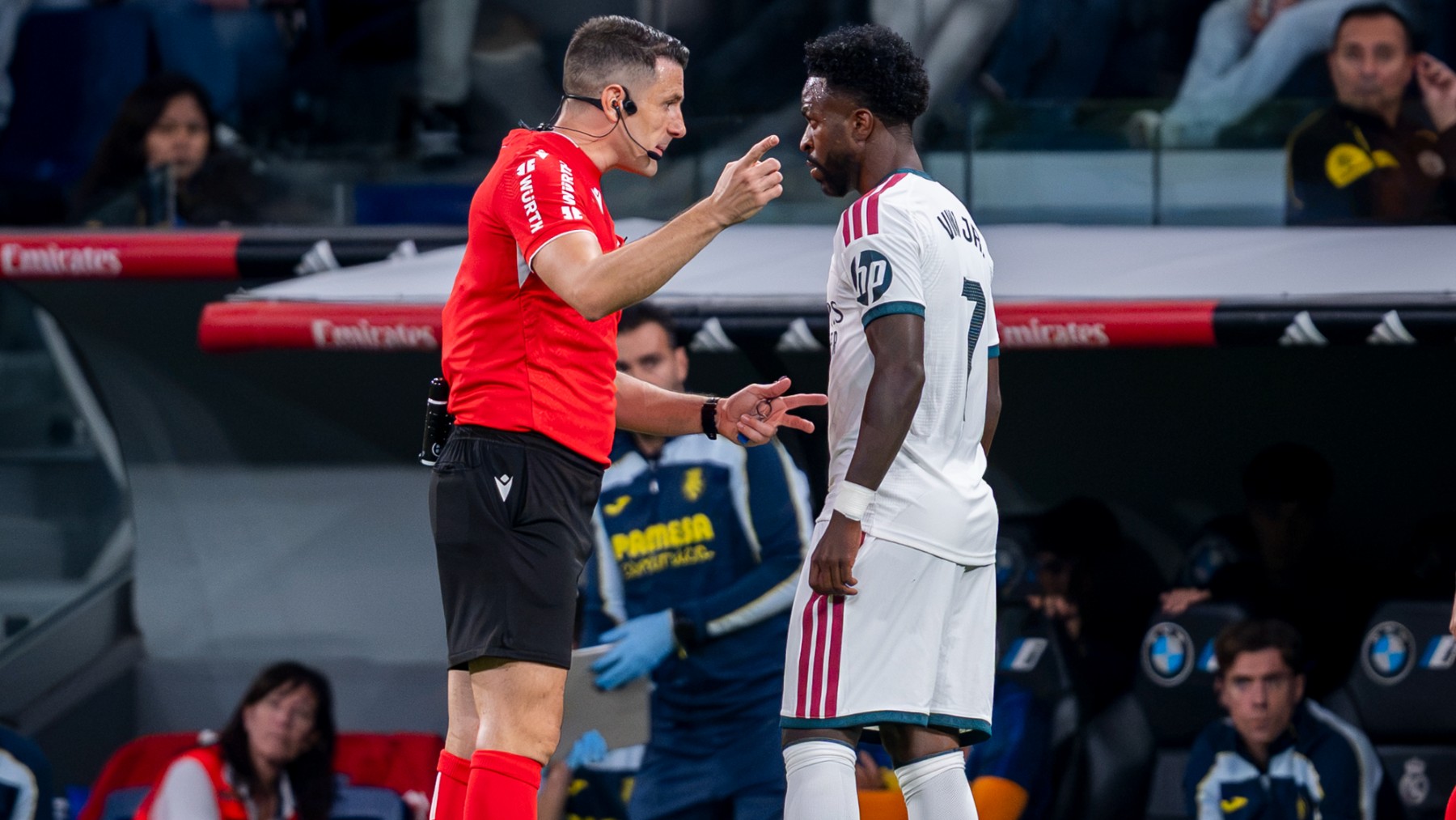El árbitro Díaz de Mera y Vinicius, del Real Madrid, antes de la expulsión del brasileño