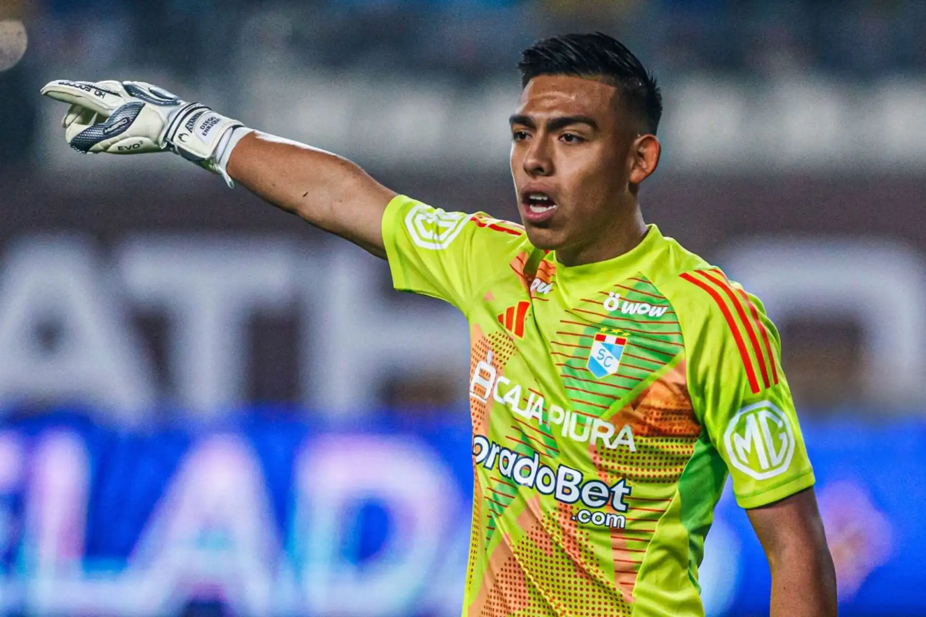 Diego Enríquez, arquero de Sporting Cristal, señala y da indicaciones durante un partido.