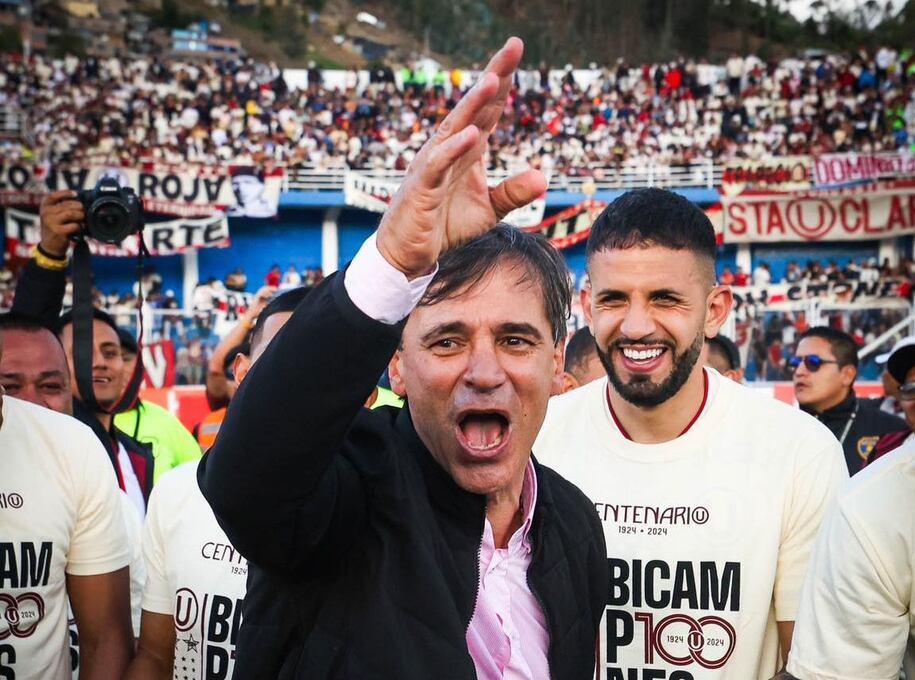 Fabián Bustos junto a jugadores de Universitario de Deportes durante las celebraciones del bicampeonato