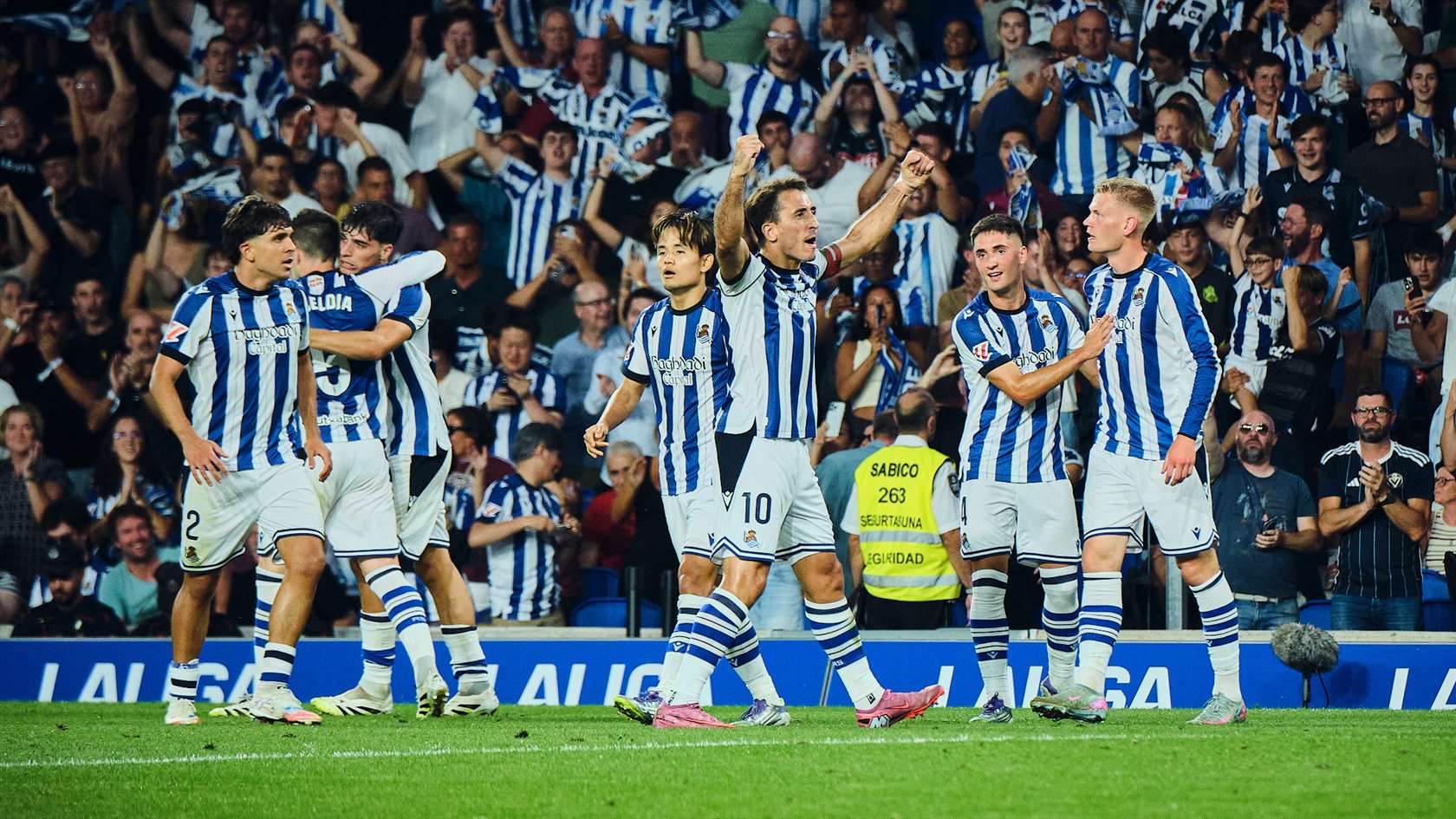 Jugadores de la Real Sociedad celebran un gol