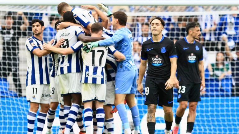 Los jugadores de la Real Sociedad celebran uno de sus goles