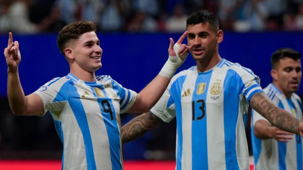 Julián Álvarez y Cuti Romero con la selección de Argentina