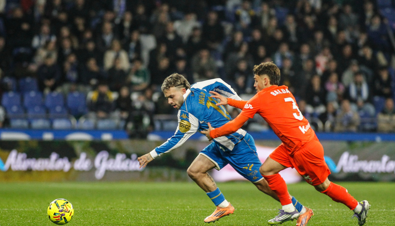 Jugadores de la Real Sociedad B y el Deportivo disputan un balón en un partido de Segunda División