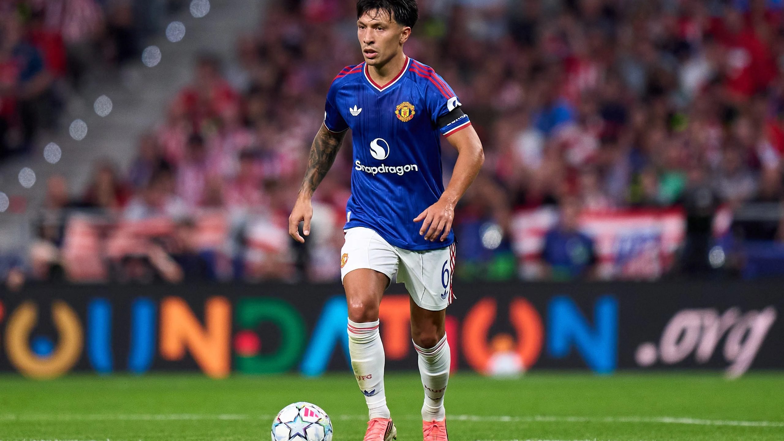Lisandro Martínez en un partido con el Manchester United