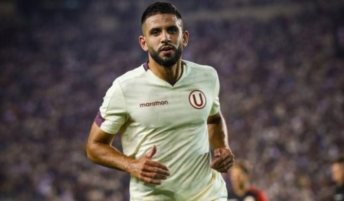 Matías Di Benedetto, defensor de Universitario de Deportes, con la camiseta crema.