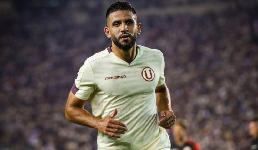 Matías Di Benedetto, defensor de Universitario de Deportes, con la camiseta crema.