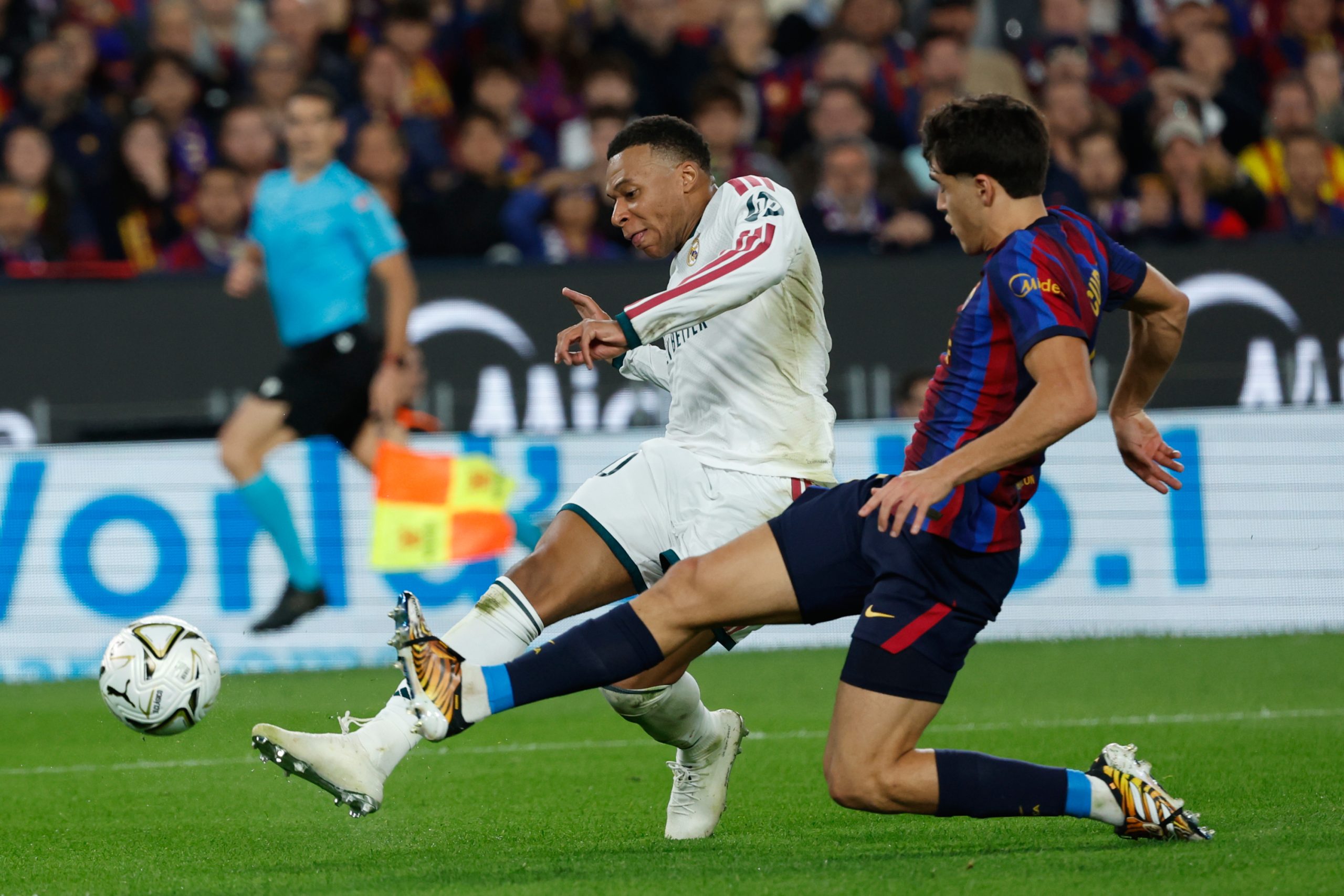 Mbappé y Cubarsí, durante un partido entre el Real Madrid y el Barcelona