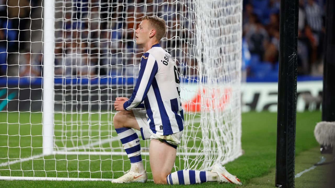 Orri Óskarsson, de rodillas junto a la red, con la camiseta de la Real Sociedad