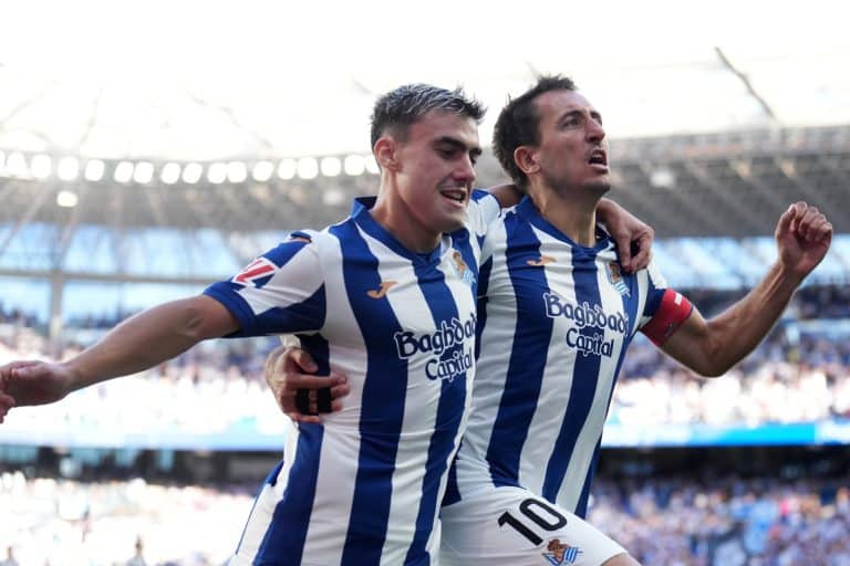 Mikel Oyarzabal y Ander Barrenetxea celebran un gol con la Real Sociedad