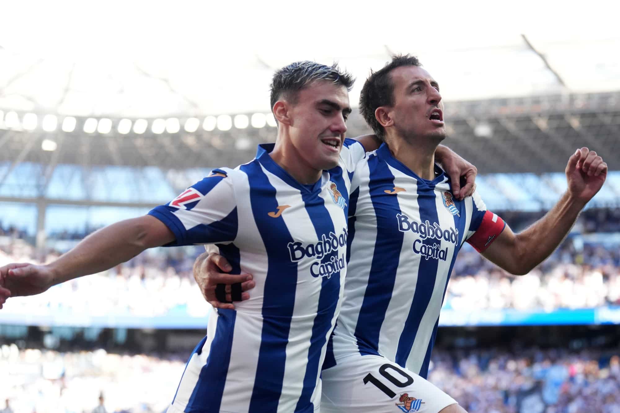 Mikel Oyarzabal y Ander Barrenetxea celebran un gol con la Real Sociedad