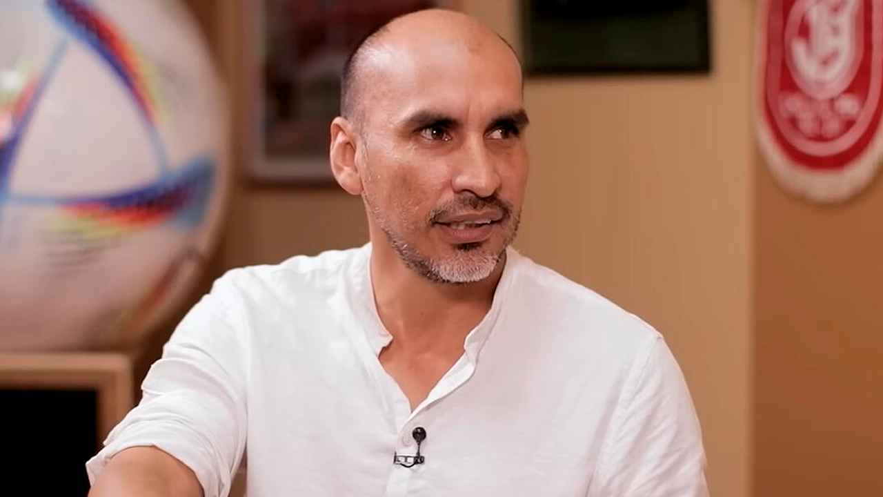 Rainer Torres durante una entrevista en la que aparece con una camiseta blanca.
