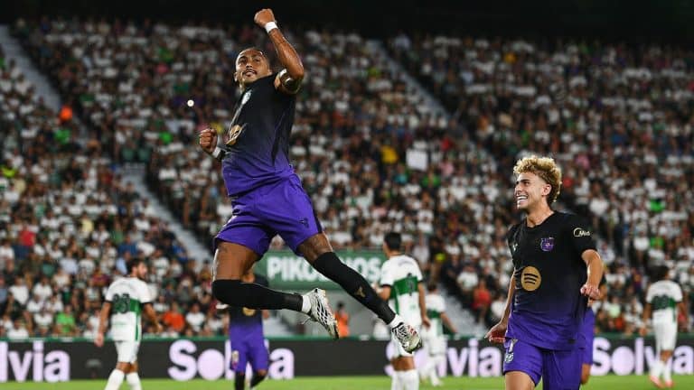 Raphinha y Fermín López celebran un gol con el Barcelona