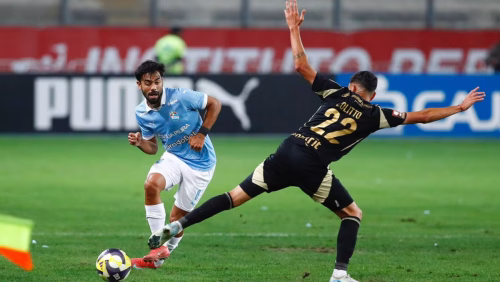 Futbolista de Sporting Cristal disputa el balón durante un partido de la Liga 1 peruana.