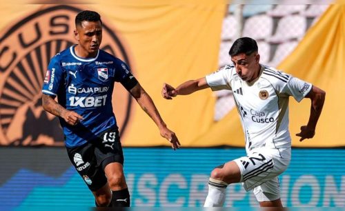 Jugador de Sporting Cristal disputa el balón ante un futbolista de Cusco FC durante un partido de la Liga 1.